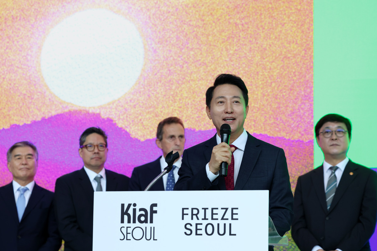 ▲오세훈 서울시장이 2일 코엑스에서 열린'2026 키아프·프리즈 서울 포토콜'에 참석해 축하 인사를 전하고 있다. (서울시)