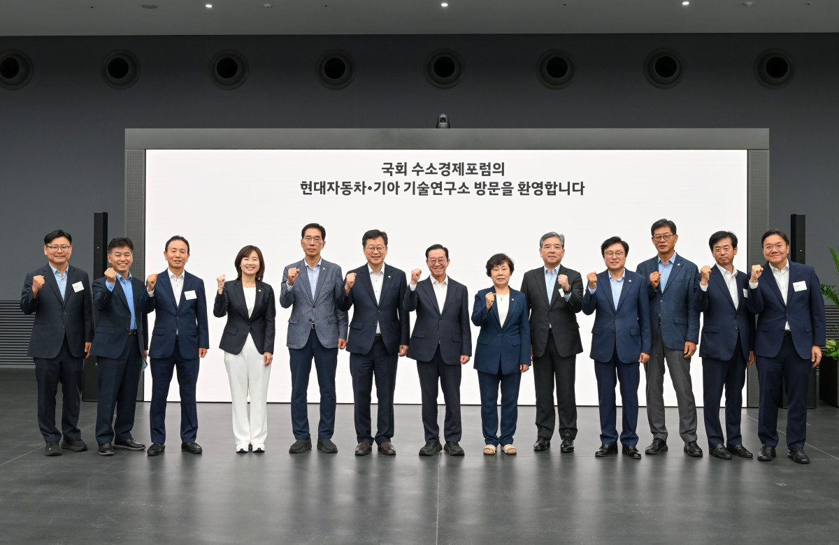 ▲국회수소경제포럼 소속 국회의원들이 현대자동차-기아 남양기술연구소를 방문하고 기념촬영을 하고 있다. (사진=현대차그룹)