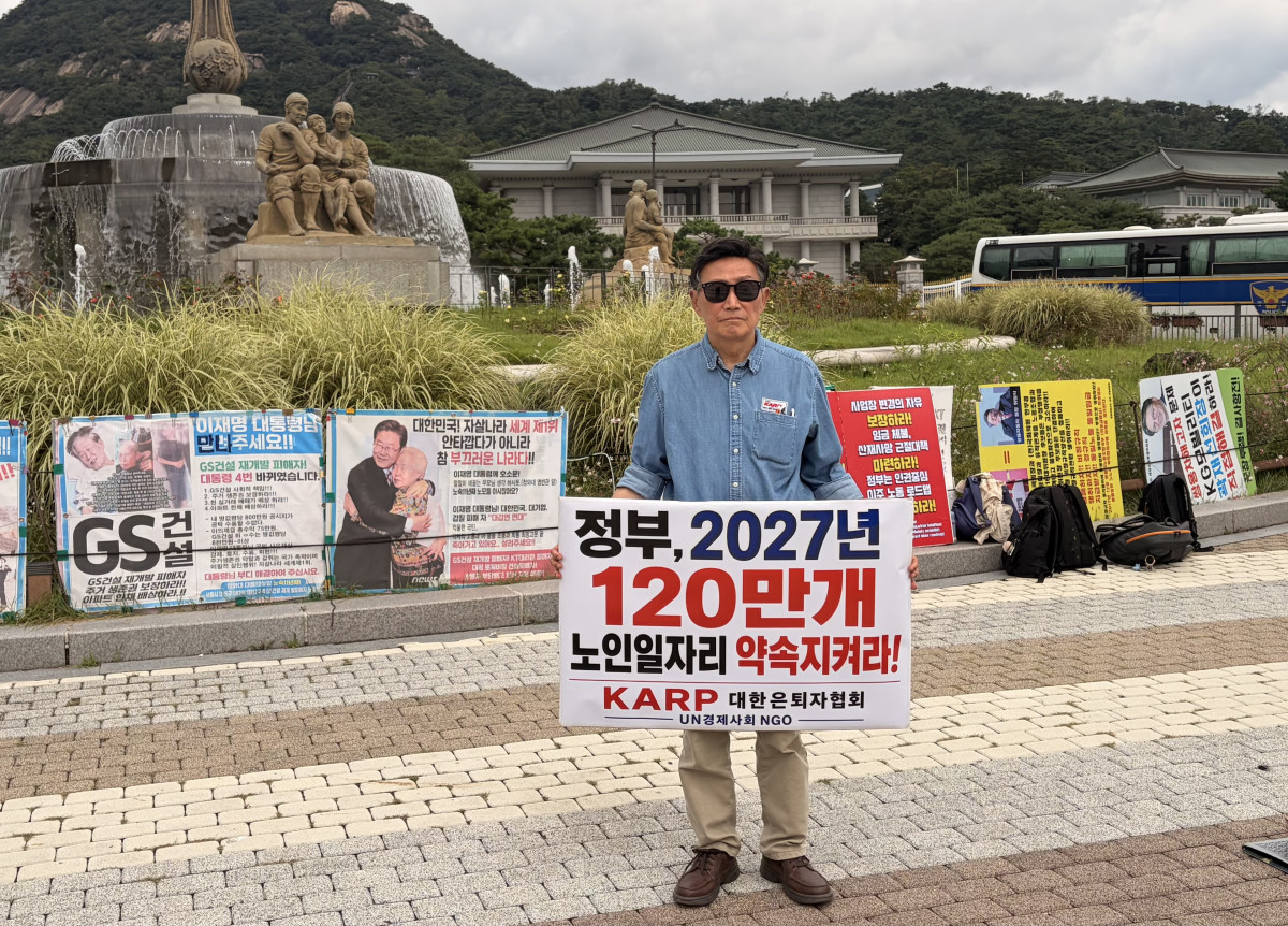 ▲주명룡 대한은퇴자협회 회장이 2일 서울 청와대 앞 분수대 광장에서 정부에 노인 일자리 120만개 확충 약속을 지킬 것을 촉구하며 1인 시위를 하고 있다. (대한은퇴자협회 제공)
