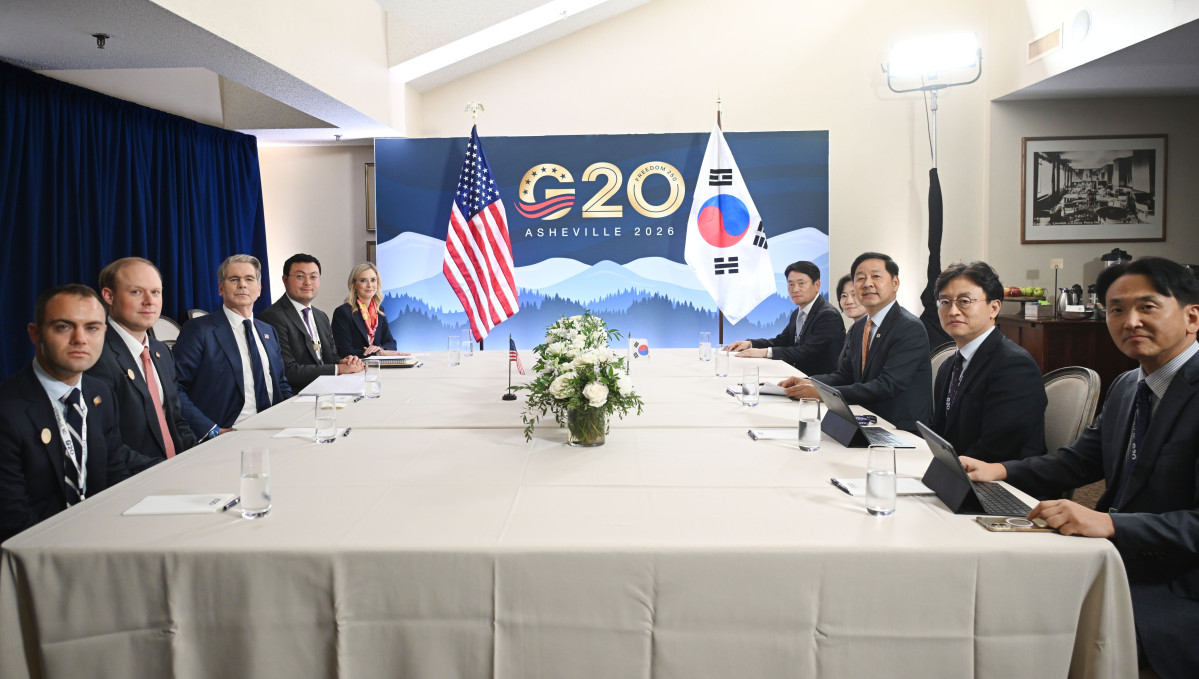 ▲주요 20개국(G20) 재무장관 중앙은행 총재 회의 참석차 미국 노스캐롤라이나주 애슈빌을 방문 중인 구윤철 부총리 겸 재정경제부 장관이 9월 1일(현지시간) 스콧 베센트 미국 재무장관과 면담에 앞서 기념사진을 찍고 있다. (재정경제부)
