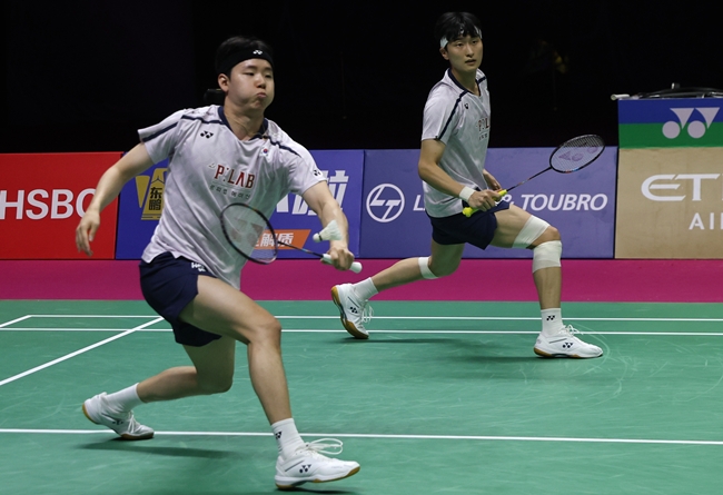 ▲지난달 22(현지시간) 인도 뉴델리에서 열린 BWF 세계배드민턴선수권대회 혼합복식 경기 출전 당시의 김원호(오른쪽)와 서승재(왼쪽). (EPA/연합뉴스)
