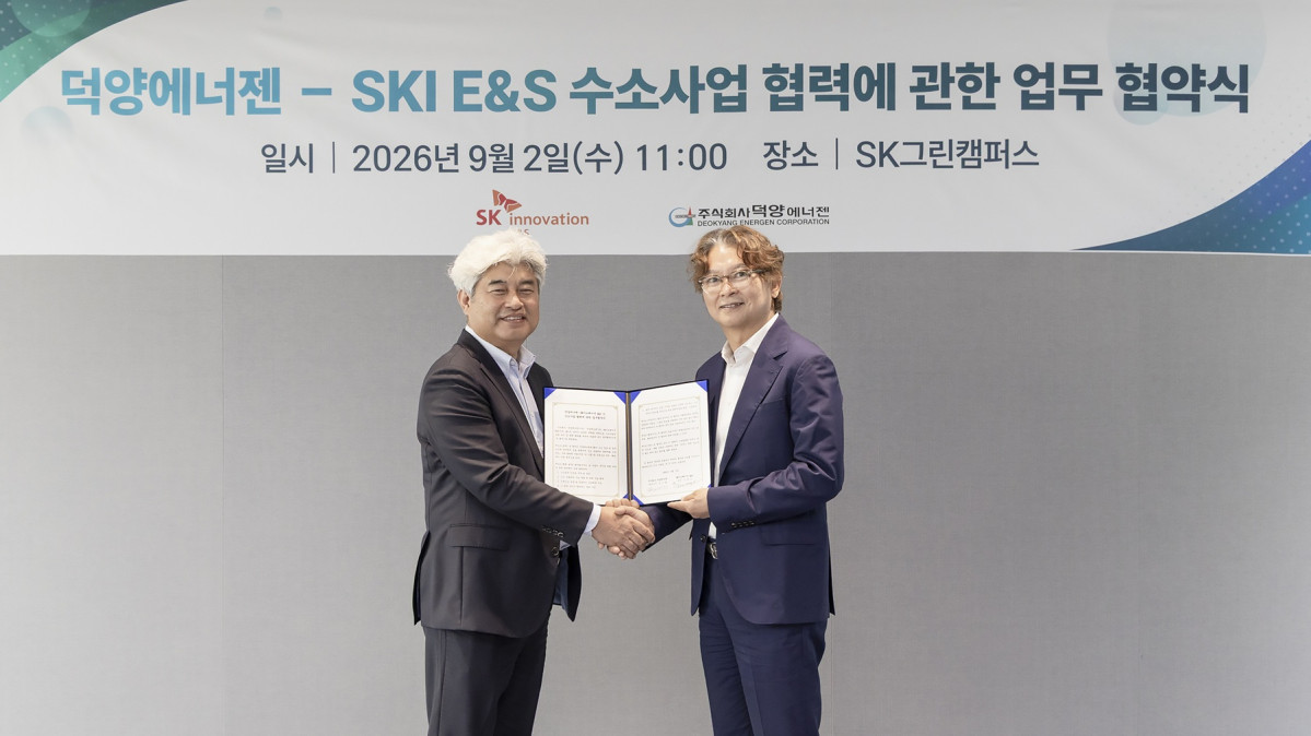 ▲2일 서울 종로구 SK그린캠퍼스에서 김기철(오른쪽) 덕양에너젠 대표이사와 전영준 SK이노베이션 E&S 신에너지사업본부장이 ‘기체수소 공급 및 수소충전소 사업 협력을 위한 업무협약’을 체결한 뒤 기념 촬영을 하고 있다. (사진제공=SK이노베이션)