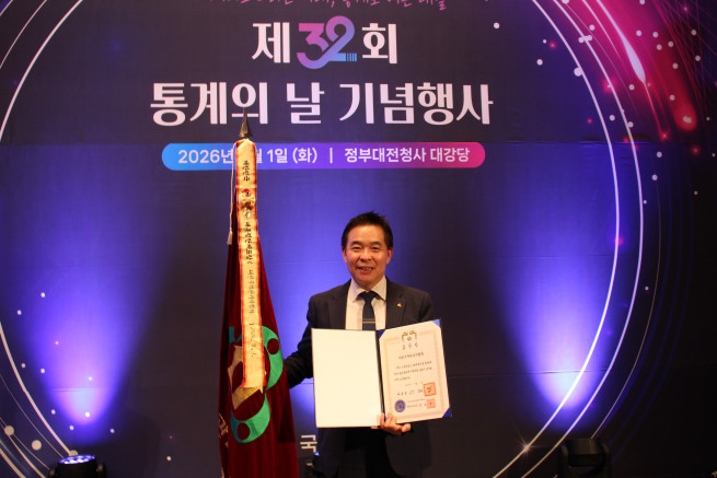 ▲하원선 대한주택관리사협회장이 1일 정부대전청사 ‘제32회 통계의 날’ 행사에서 대통령 표창 수상 후 기념 촬영을 하고 있다. (사진제공=대한주택관리사협회)