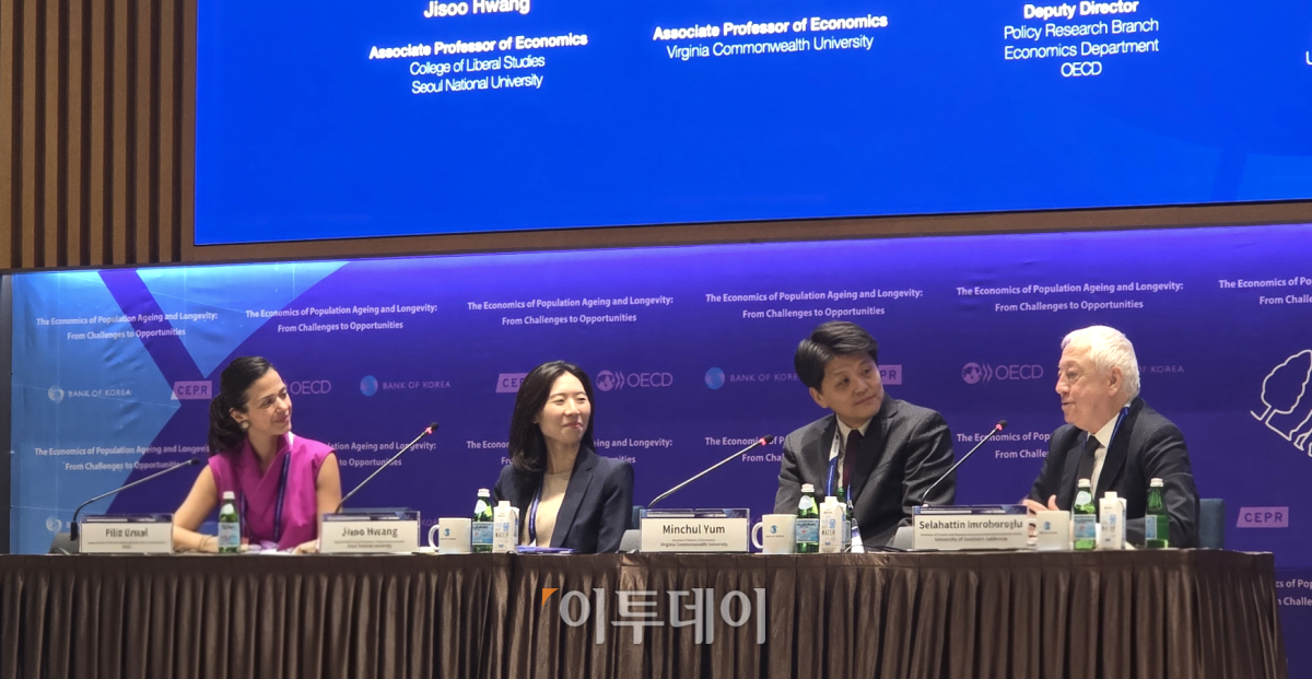 ▲2일 서울 중구 한국은행에서 열린 BOK-CEPR-OECD 공동 컨퍼런스에서 패널 토론자들이 발언하고 있다. 사진 오른쪽부터 셀라하틴 임로호롤루 미국 서던캘리포니아대 교수, 염민철 버지니아 커먼웰스대 교수, 황지수 서울대 교수, 필리즈 운살 OECD 정책 및 연구 담당 부국장. (배근미 기자 athena3507@)