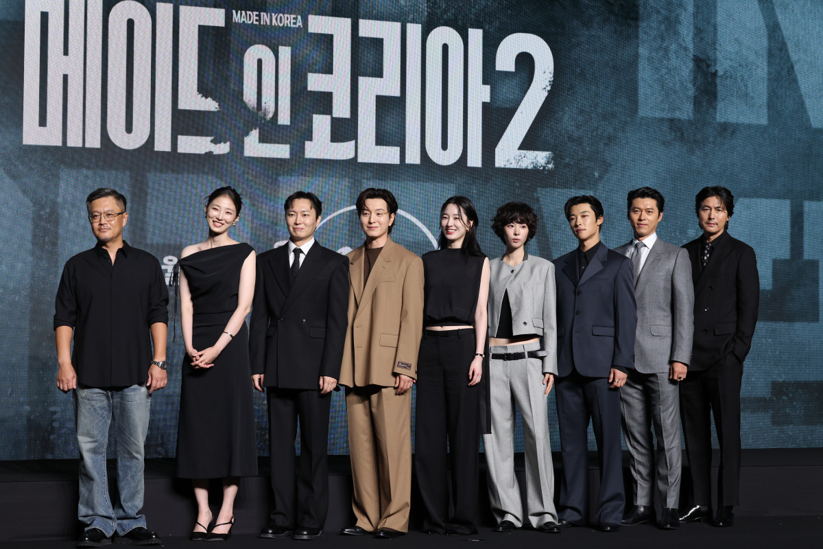 ▲우민호 감독(왼쪽부터), 배우 차희, 노재원, 정성일, 원지안, 서은수, 우도환, 현빈, 정우성이 2일 서울 여의도 콘래드호텔에서 열린 디즈니+ '메이드인코리아2' 제작발표회에서 포즈를 취하고 있다. (연합뉴스)