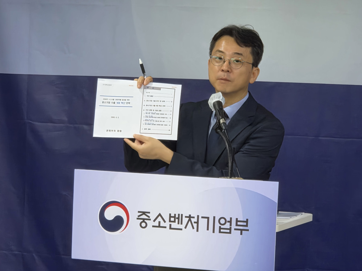 ▲심재윤 중소벤처기업부 글로벌성장정책관이 2일 서울에서 '중소기업 수출 4대 혁신 전략' 사전 브리핑을 하고 있다. (사진제공=중소벤처기업부)