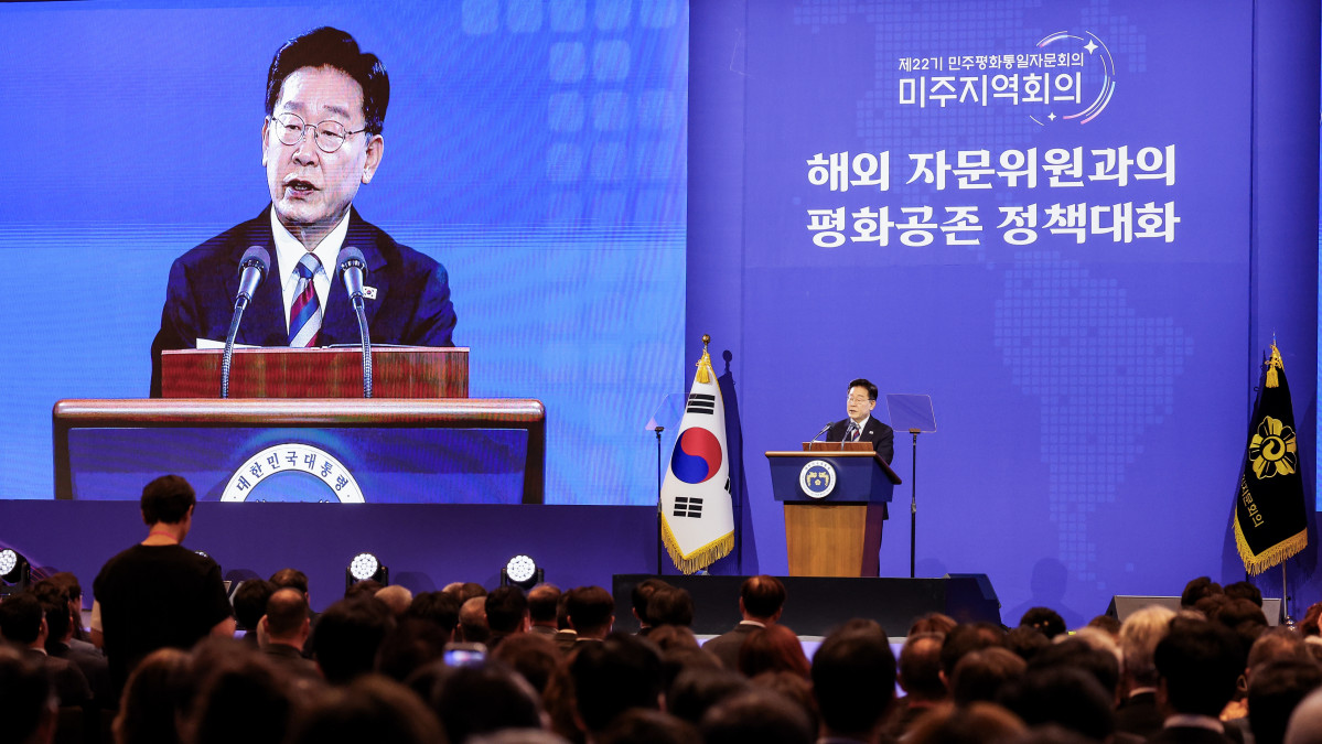 ▲이재명 대통령이 2일 인천 영종도 인스파이어 리조트에서 열린 제22기 민주평통 미주지역 회의에서 격려사를 하고 있다. 사진=연합뉴스