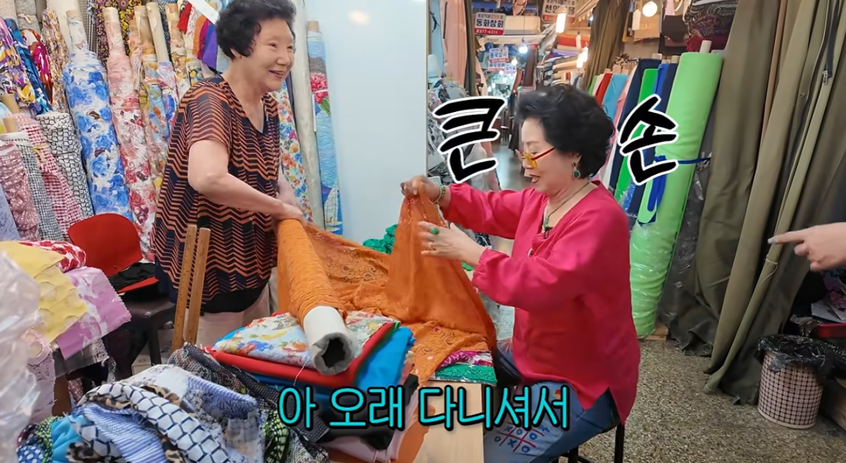 ▲직접 제작할 옷의 원단을 고르는 선우용여.(선우용여 유튜브 화면 캡처)