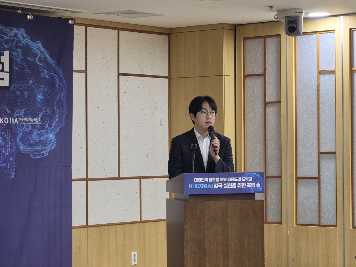 ▲2일 하정우 국가AI전략위 상근부위원장이 국회 의원회관에서 열린 'K-피지컬AI 강국 실현을 위한 포럼'에서 발표하고 있다. 김연진 기자 yeonjin@