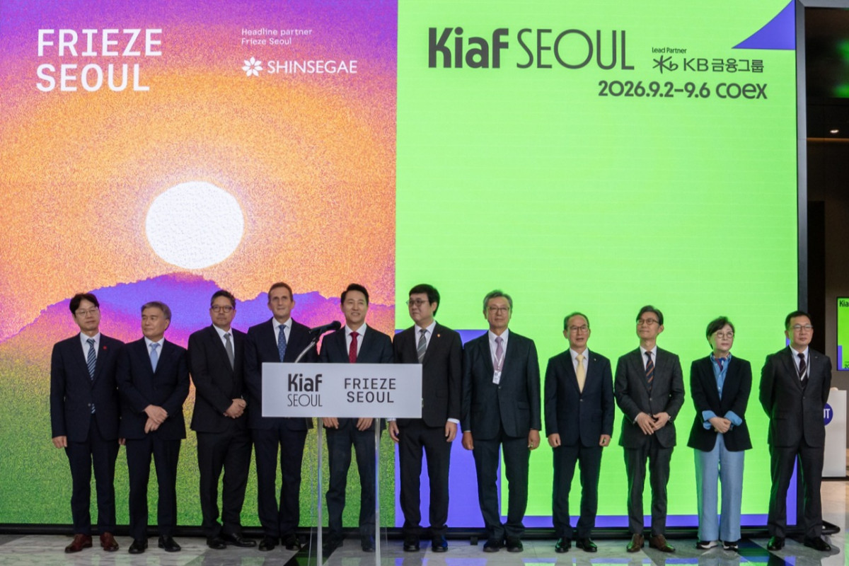▲2일 서울 코엑스에서 열린 '2026 키아프 서울·프리즈서울' 개막식에서 오세훈 서울특별시장(왼쪽부터 다섯번째), 최휘영 문화체육부 장관(왼쪽부터 여섯번째), 양종희 KB금융그룹 회장(왼쪽부터 여덟번째)를 비롯한 내빈들이 기념촬영을 하고 있다. (사진제공=KB금융)