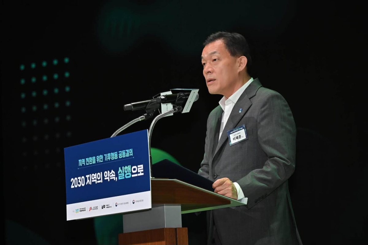 ▲이재준 수원특례시장이 2일 서울 중구 대한상공회의소 국제회의장에서 열린 ‘2030 지역의 약속, 실행으로: 지역전환을 위한 기후행동 공동결의대회’에서 개회사를 하고 있다. (이재준 수원특례시장 페이스북)