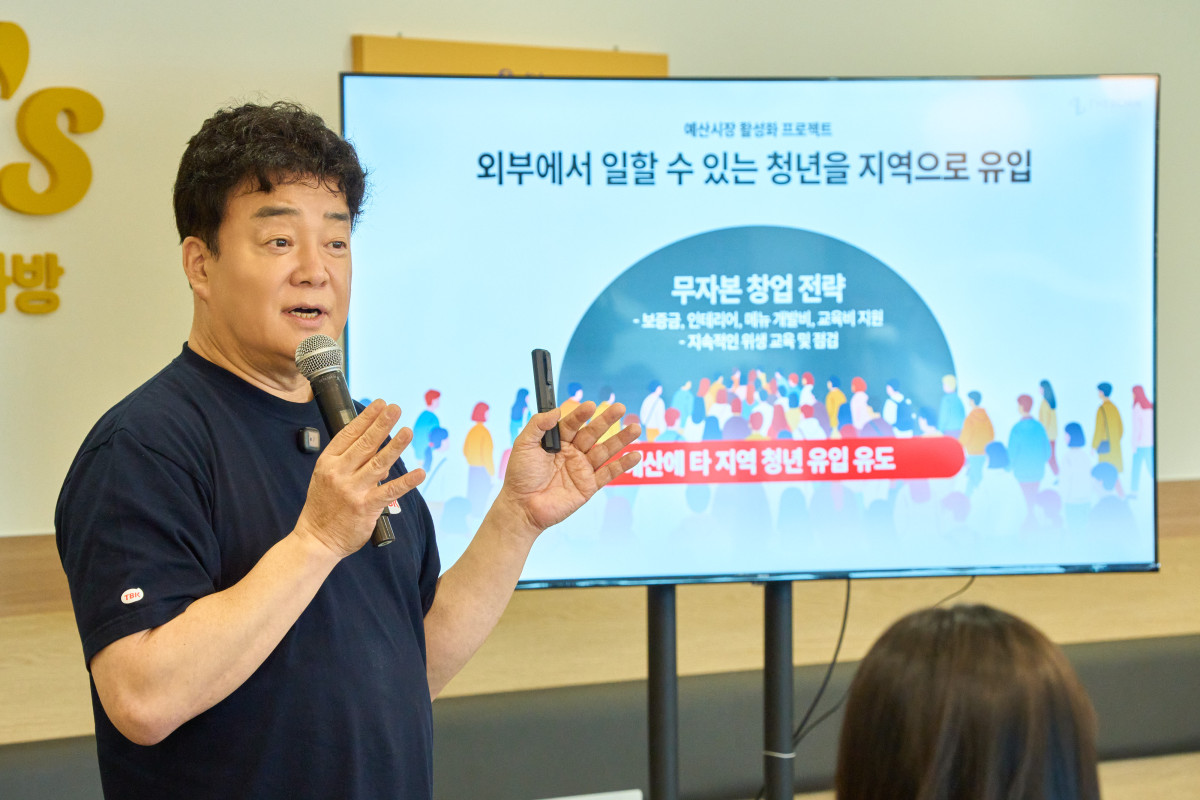 ▲백종원 더본코리아 대표가 2일 충남 예산에서 열린 ‘더본코리아 ESG(환경·사회·지배구조) 상생프로젝트 예산 지역개발 미디어 간담회’에서 발언하고 있다. (사진제공=더본코리아)