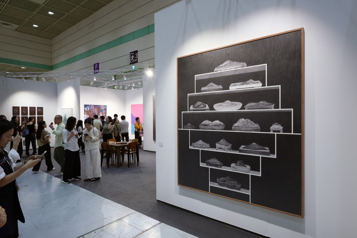 ▲‘프리즈 서울(FRIEZE SEOUL)'이 개막한 2일 서울 강남구 코엑스 국제걀러리 전시장을 찾은 관람객이 작품을 감상하고 있다. (뉴시스)