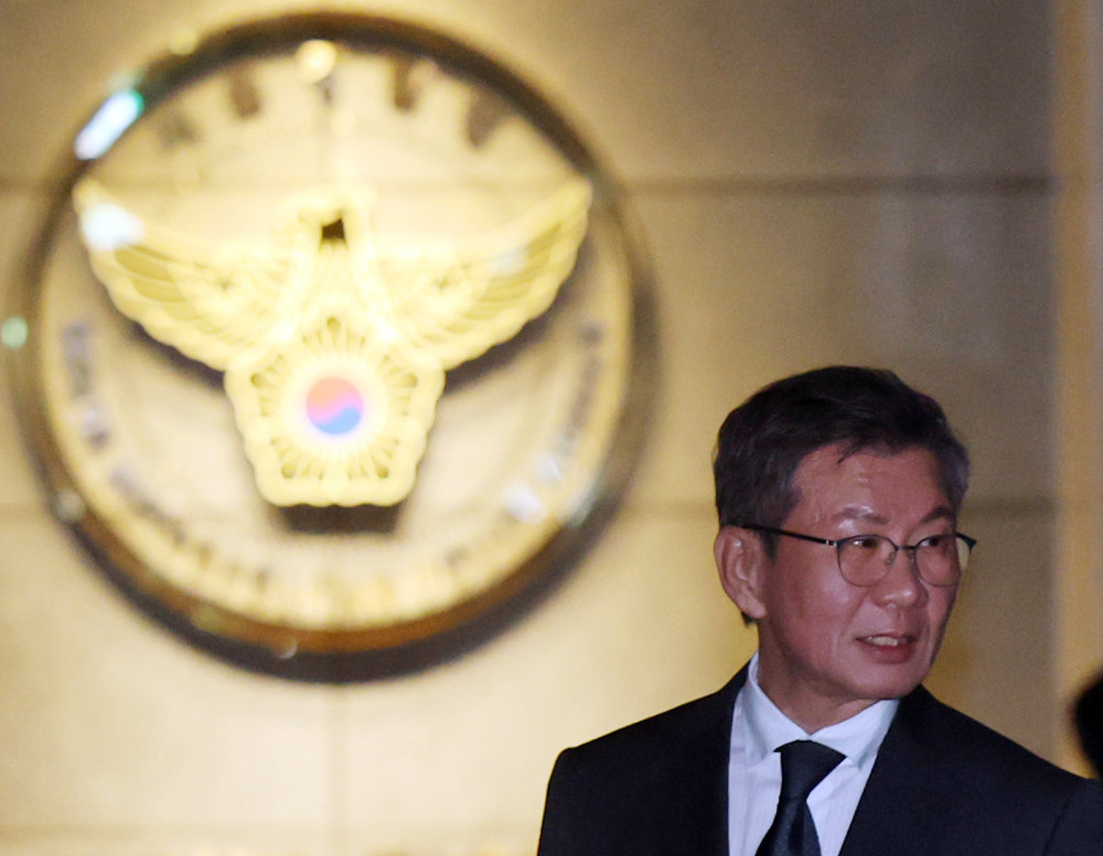 ▲홍명보 전 축구대표팀 감독 선임 과정에 부당하게 개입했다는 의혹을 받는 정몽규 전 대한축구협회 회장이 2일 경찰 조사를 마친 뒤 서울경찰청 광역수사단 금융범죄수사대를 나서고 있다. (연합뉴스)