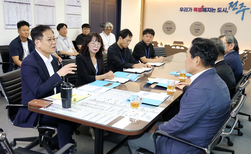 ▲김용석 대광위원장(왼쪽)이 전주시청에서 조지훈 전주시장(오른쪽)을 비롯한 관계자들과 기린대로 BRT 사업 추진 현황을 논의하고 있다. (사진제공=전주시)