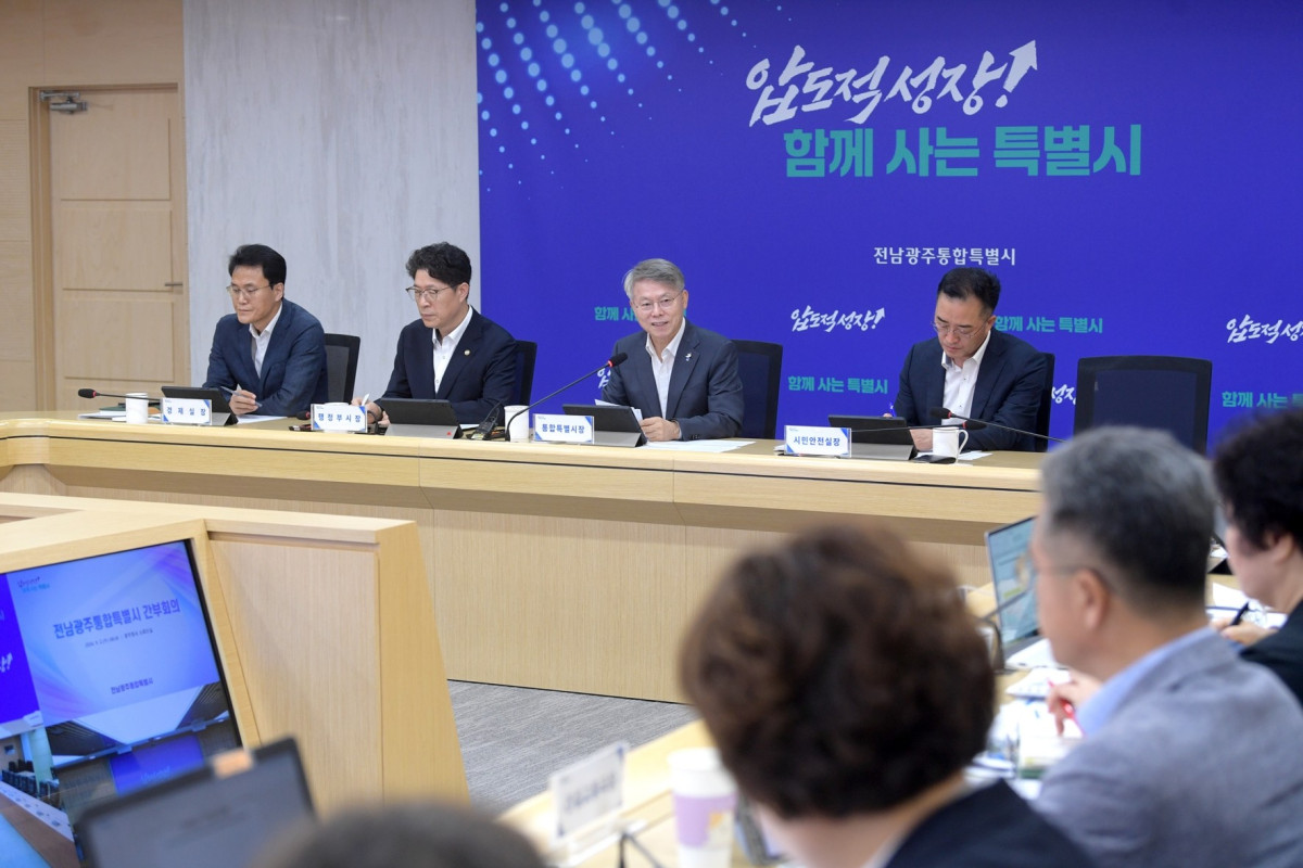 ▲민형배 전남광주통합특별시장이 2일 광주청사에서 열린 간부회의를 주재하고 있다. (사진제공=민형배 전남광주통합특별시)