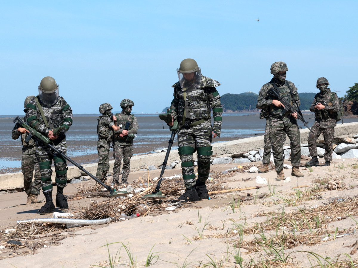 ▲[인천=뉴시스] 전진환 기자 = 해병대 제2사단 장병들이 12일 인천시 강화군 서도면 뒷장술해수욕장에서 유실지뢰 탐지를 하고 있다. 지난달 말 집중호우로 유실된 것으로 추정되는 북한 유실지뢰가 인천 강화군 일대 해안에서 잇따라 발견되고 있다. 2026.08.12. amin2@newsis.com