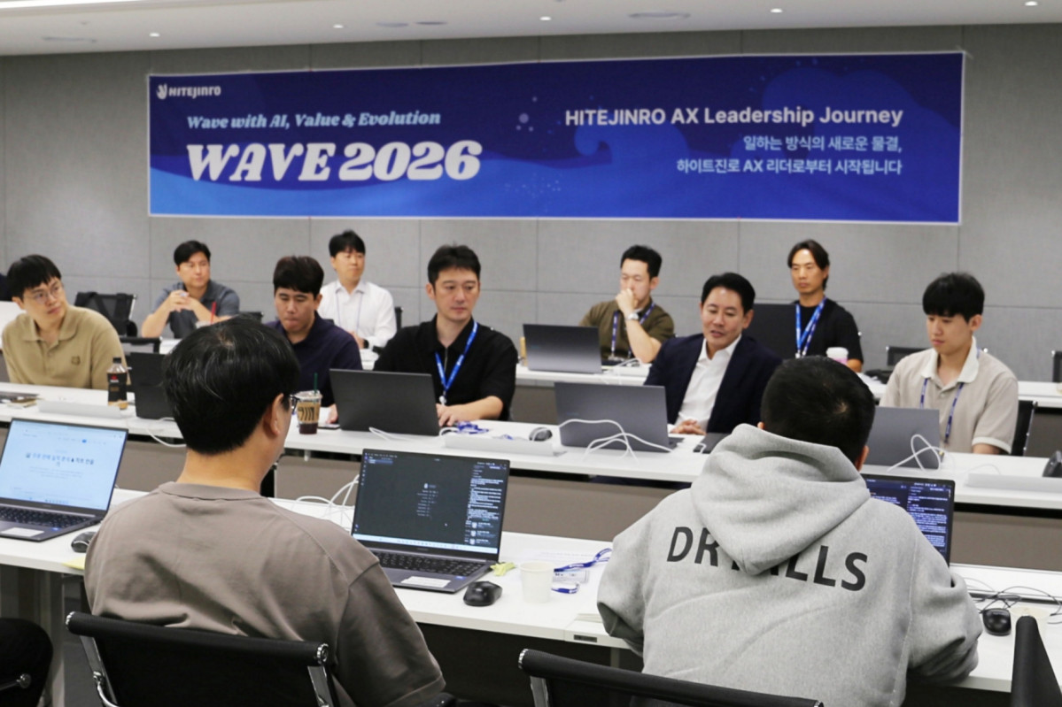 ▲8월 12일 하이트진로 서초사옥에서 열린 ‘AX 리더 육성 과정’에 참석한 하이트진로 허재균 상무(둘째 줄 오른쪽 두 번째)를 포함한 임직원들이 교육을 받고 있다. (사진제공=하이트진로)