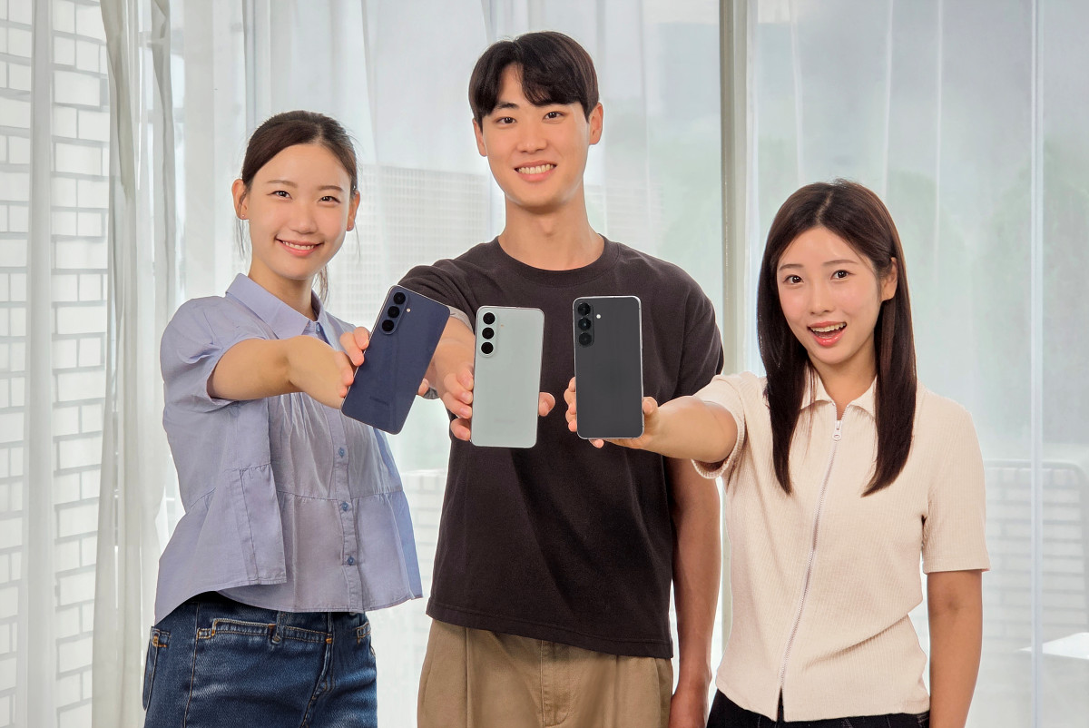 ▲삼성전자 모델이 프리미엄 기능을 갖춘 ‘갤럭시 S26 FE’를 소개하는 모습 (사진=삼성전자)