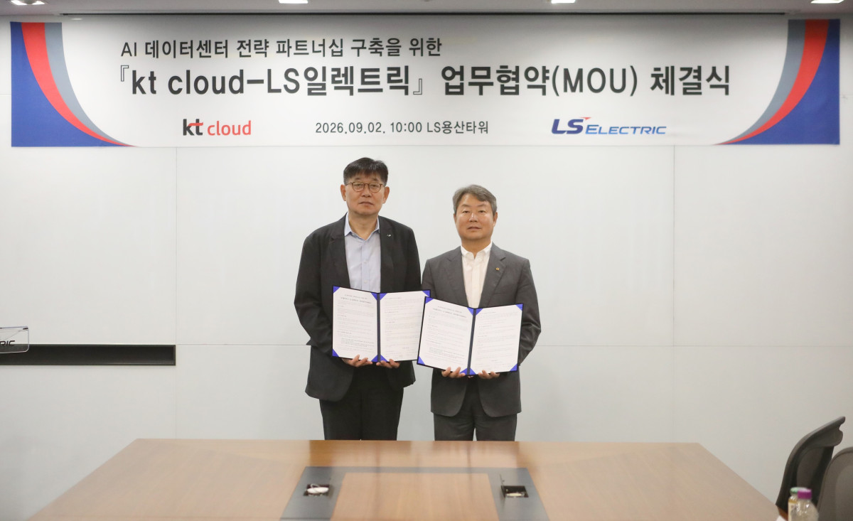 ▲LS일렉트릭은 지난 2일 LS용산타워에서 KT클라우드와 ‘AI 데이터센터 전략적 파트너십 구축을 위한 업무협약(MOU)’을 체결했다고 밝혔다. 사진은 (왼쪽부터) 채대석 LS일렉트릭 대표, 김봉균 KT클라우드 대표가 MOU 체결 후 기념촬영을 하는 모습 (사진=LS일렉트릭)