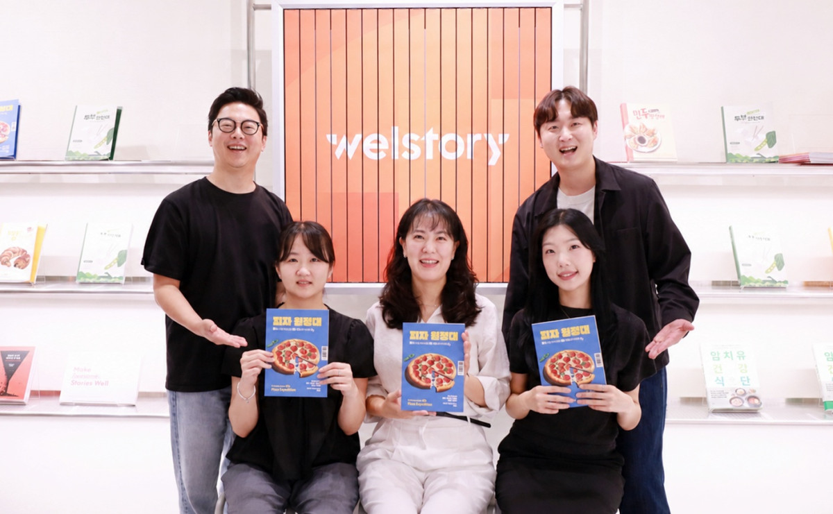 ▲삼성웰스토리 푸드디깅북 '피자 원정대' 집필에 참여한 임직원들이 기념사진을 촬영하고 있다. (사진제공=삼성웰스토리)