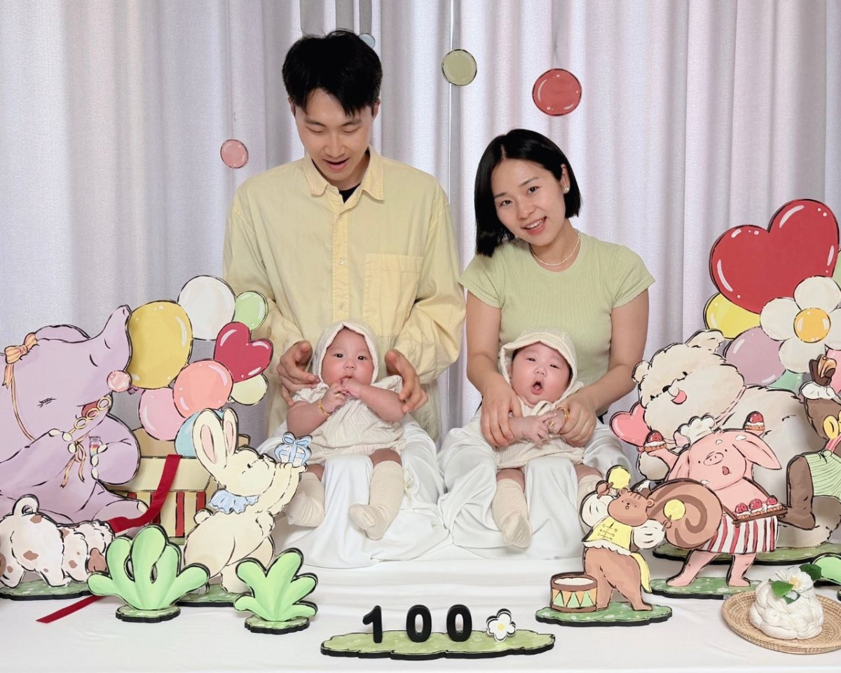 ▲3월 쌍둥이를 출산해 2000만원의 ‘육아동행지원금’을 받은 김신영(사진 오른쪽) 아워홈 책임 가족이 기념사진을 촬영하고 있다. (사진제공=한화M&S)
