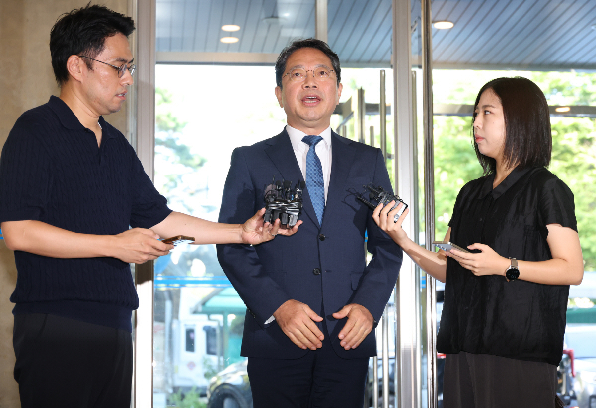 ▲김승원 법무부 장관 후보자가 3일 서울 종로구 적선현대빌딩에 마련된 인사청문회 준비 사무실로 출근하며 취재진의 질문에 답하고 있다.  (연합뉴스)