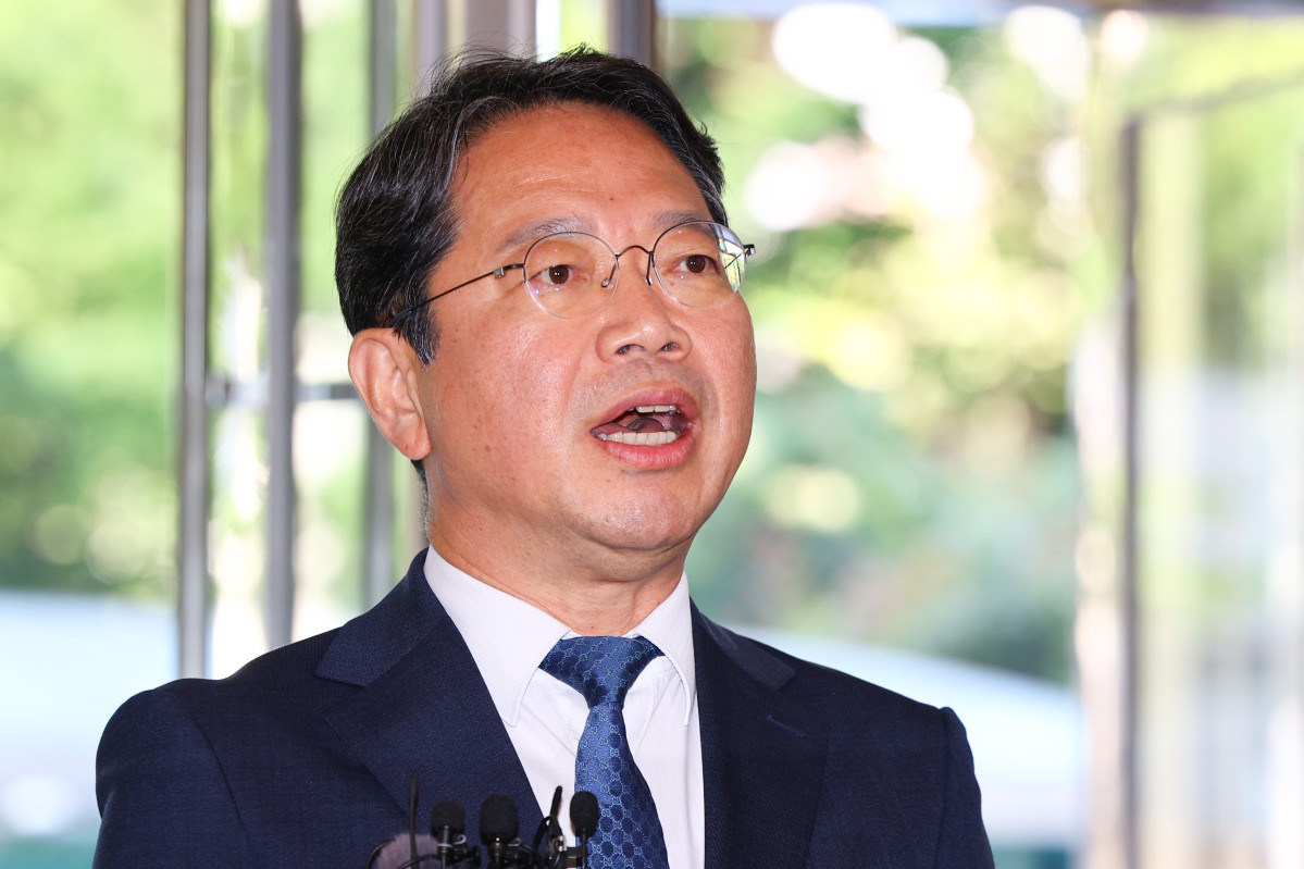 ▲김승원 법무부 장관 후보자가 3일 오전 서울 종로구 적선현대빌딩에 마련된 인사청문 준비 사무실로 출근하며 취재진 질문에 답변하고 있다. (뉴시스)