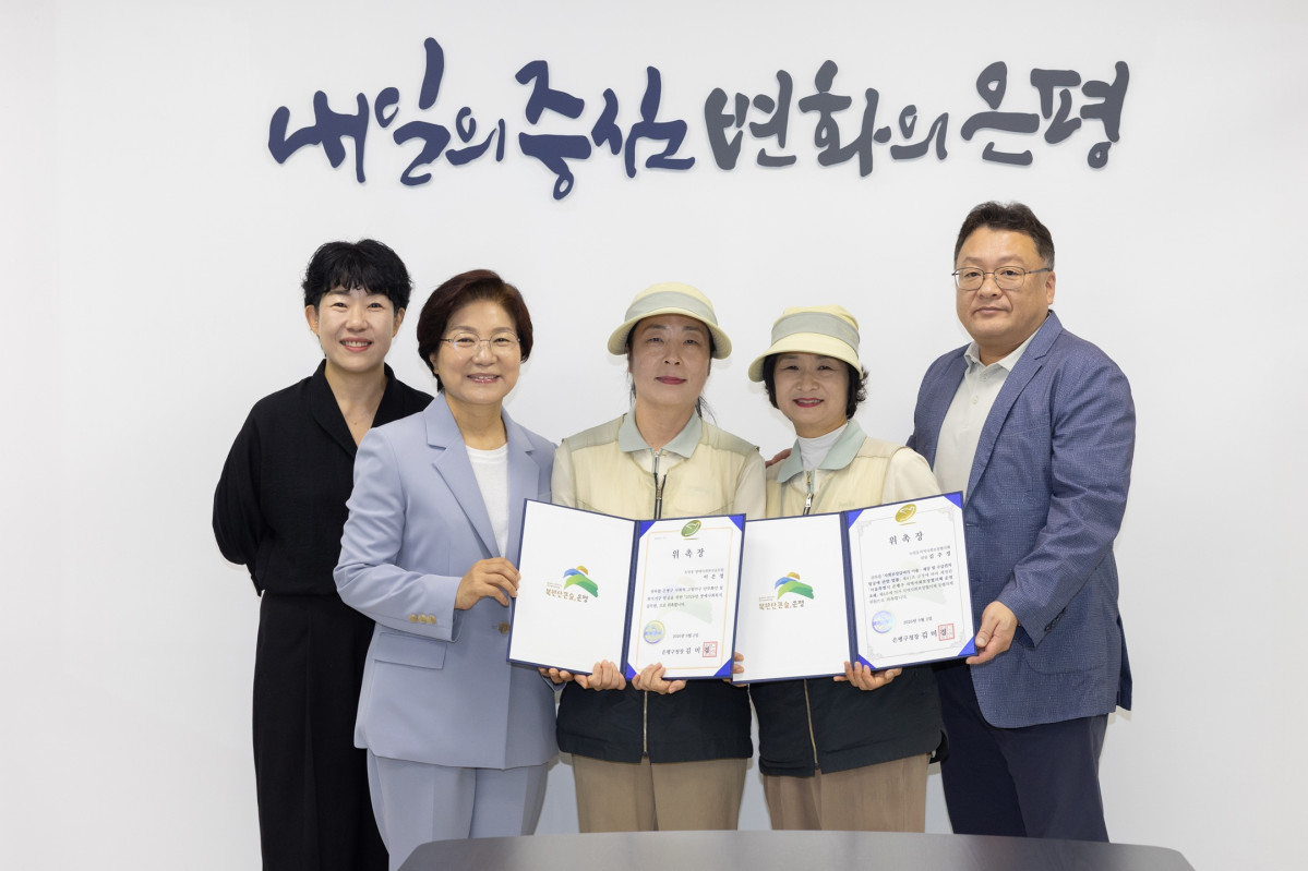 ▲(좌측부터)나주현 hy 서강영업소장, 김미경 서울 은평구청장, 이은정 hy 프레시 매니저, 김주경 hy 프레시 매니저, 김경훈 hy 강서지점장 (사진제공=hy)