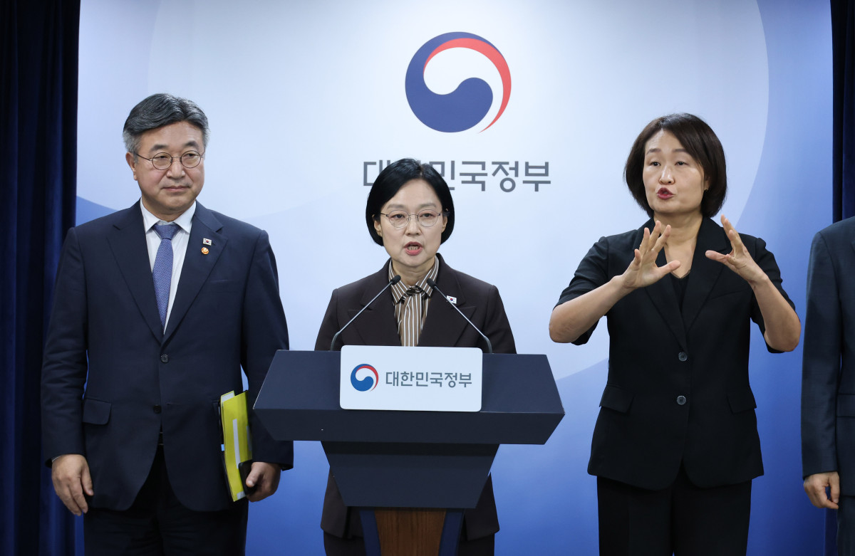 ▲한성숙 국무총리가 3일 서울 종로구 정부서울청사에서 열린 행정·공공기관 이전 및 공공기관 기능 개혁 관련 기자회견을 하고 있다. (연합뉴스)