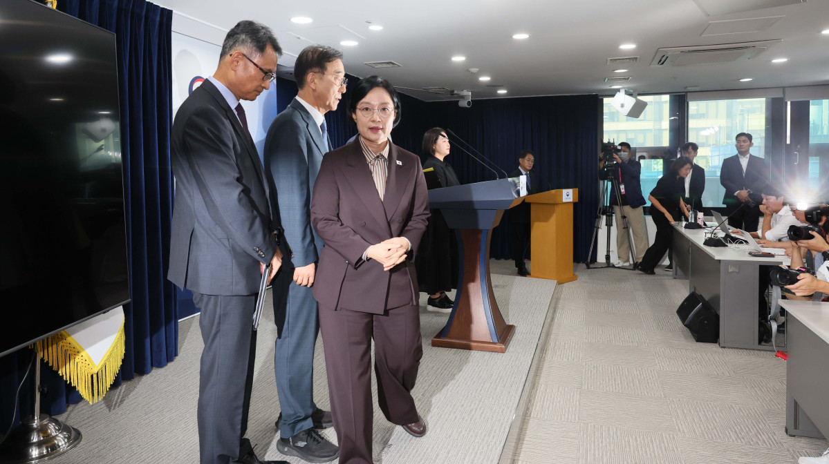 ▲한성숙 국무총리가 3일 서울 종로구 정부서울청사에서 행정·공공기관 이전 및 공공기관 기능 개혁 관련 기자회견을 마친 뒤 브리핑룸을 나서고 있다. 신태현 기자 holjjak@