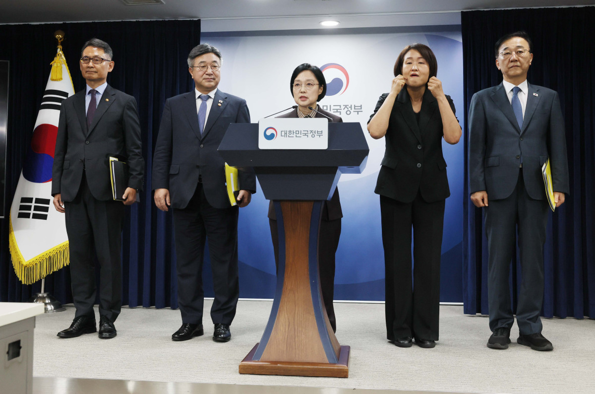 ▲한성숙 국무총리가 3일 서울 종로구 정부서울청사에서 행정·공공기관 이전 및 공공기관 기능 개혁 관련 기자회견을 갖고 있다. 신태현 기자 holjjak@