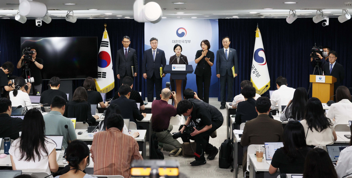 ▲한성숙 국무총리가 3일 서울 종로구 정부서울청사에서 행정·공공기관 이전 및 공공기관 기능 개혁 관련 기자회견을 갖고 있다. 신태현 기자 holjjak@