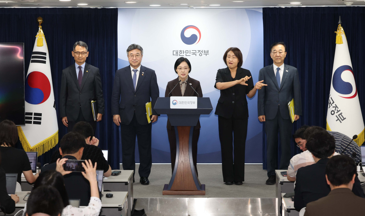 ▲한성숙 국무총리가 3일 서울 종로구 정부서울청사에서 행정·공공기관 이전 및 공공기관 기능 개혁 관련 기자회견을 갖고 있다. 신태현 기자 holjjak@