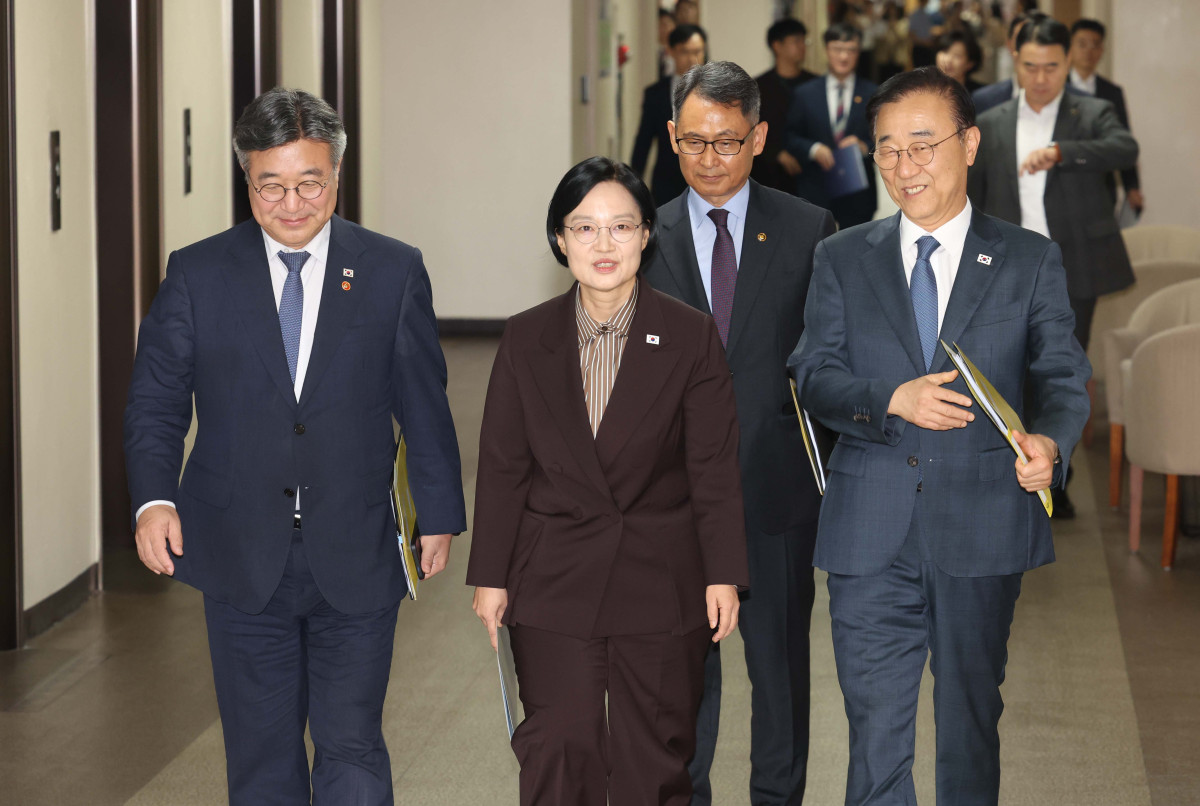 ▲한성숙 국무총리 등이 3일 서울 종로구 정부서울청사에서 행정·공공기관 이전 및 공공기관 기능 개혁 관련 기자회견을 갖기 위해 브리핑룸으로 들어서고 있다. 사진 왼쪽부터 윤호중 행정안전부 장관, 한 총리, 허장 재정경제부 2차관, 김윤덕 국토교통부 장관. 신태현 기자 holjjak@