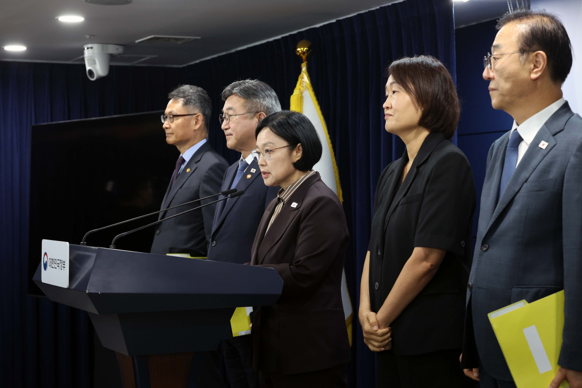 ▲한성숙 국무총리가 3일 서울 종로구 정부서울청사에서 행정·공공기관 이전 및 공공기관 기능 개혁 관련 기자회견을 갖고 있다. 신태현 기자 holjjak@