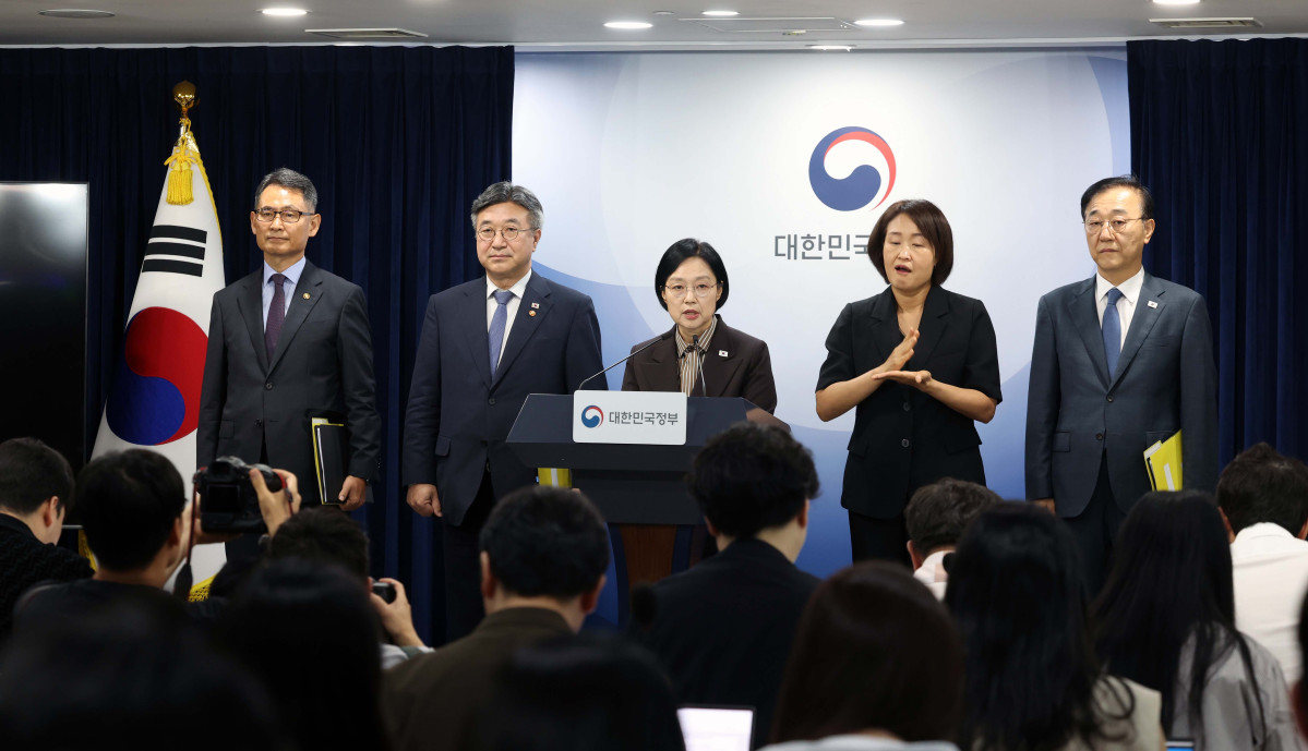 ▲한성숙 국무총리가 3일 서울 종로구 정부서울청사에서 행정·공공기관 이전 및 공공기관 기능 개혁 관련 기자회견을 갖고 있다. 신태현 기자 holjjak@
