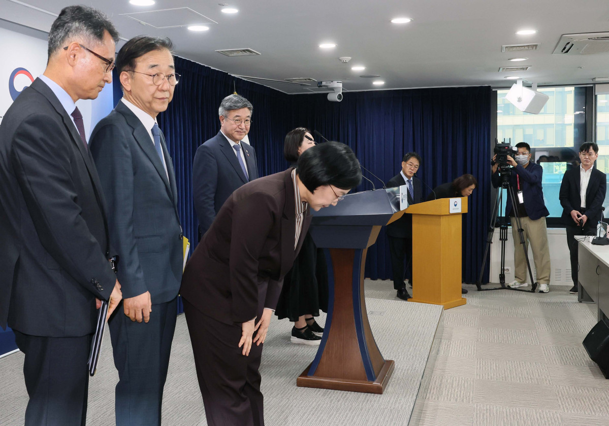 ▲한성숙 국무총리가 3일 서울 종로구 정부서울청사에서 행정·공공기관 이전 및 공공기관 기능 개혁 관련 기자회견을 마친 뒤 인사하고 있다. 신태현 기자 holjjak@