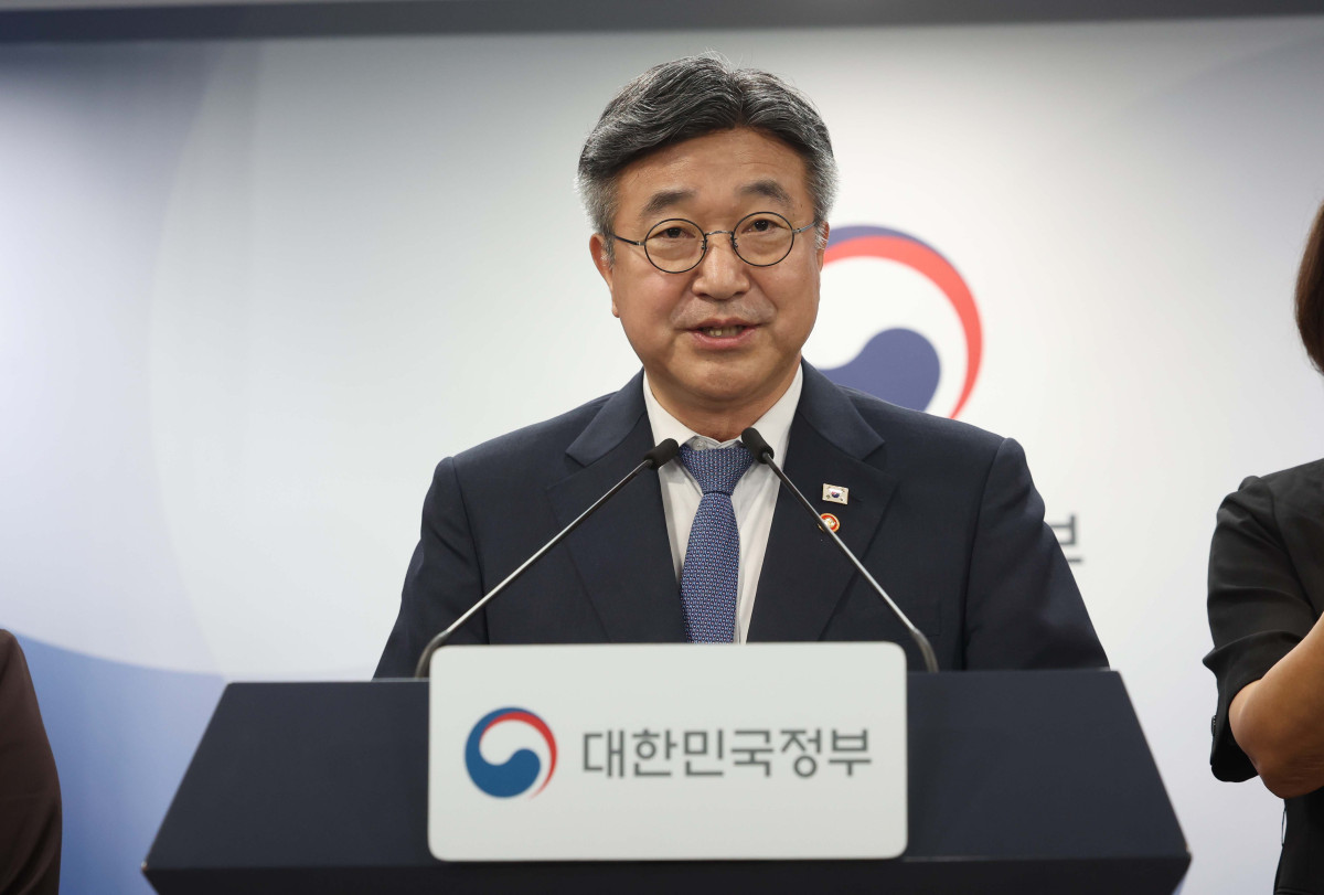 ▲윤호중 행정안전부 장관이 3일 서울 종로구 정부서울청사에서 행정·공공기관 이전 및 공공기관 기능 개혁 관련 기자회견을 갖고 있다. 신태현 기자 holjjak@