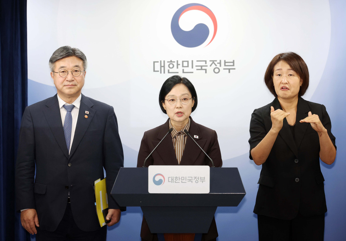▲한성숙 국무총리가 3일 서울 종로구 정부서울청사에서 행정·공공기관 이전 및 공공기관 기능 개혁 관련 기자회견을 갖고 있다. 신태현 기자 holjjak@