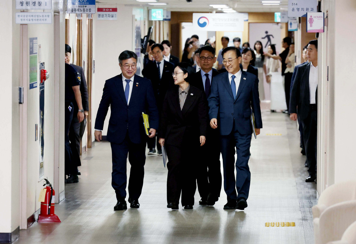 ▲한성숙 국무총리 등이 3일 서울 종로구 정부서울청사에서 행정·공공기관 이전 및 공공기관 기능 개혁 관련 기자회견을 갖기 위해 브리핑룸으로 들어서고 있다. 사진 왼쪽부터 윤호중 행정안전부 장관, 한 총리, 허장 재정경제부 2차관, 김윤덕 국토교통부 장관. 신태현 기자 holjjak@