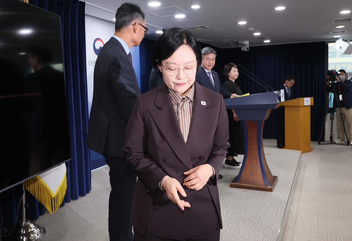 ▲한성숙 국무총리가 3일 서울 종로구 정부서울청사에서 행정·공공기관 이전 및 공공기관 기능 개혁 관련 기자회견을 마친 뒤 브리핑룸을 나서고 있다. 신태현 기자 holjjak@