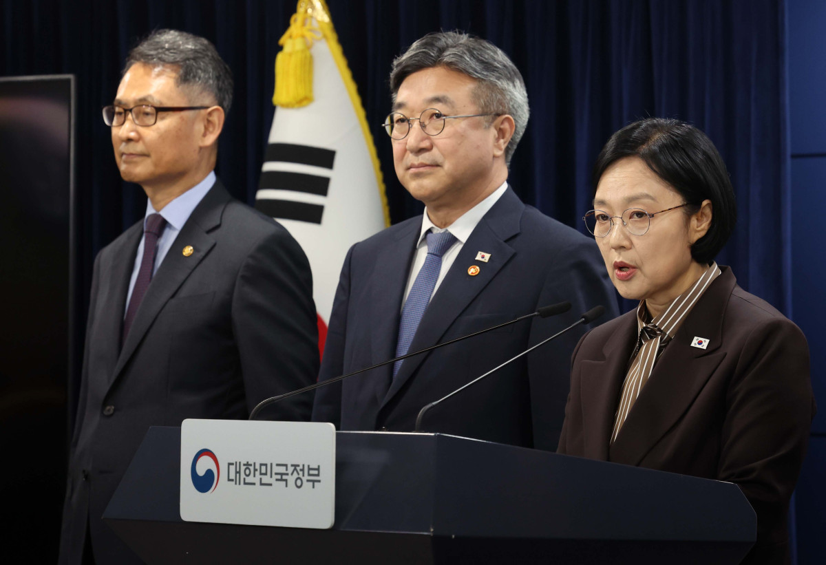 ▲한성숙 국무총리가 3일 서울 종로구 정부서울청사에서 행정·공공기관 이전 및 공공기관 기능 개혁 관련 기자회견을 갖고 있다. 신태현 기자 holjjak@