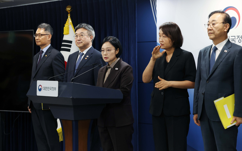 ▲한성숙 국무총리가 3일 서울 종로구 정부서울청사에서 행정·공공기관 이전 및 공공기관 기능 개혁 관련 기자회견을 갖고 있다. 신태현 기자 holjjak@ (이투데이DB)