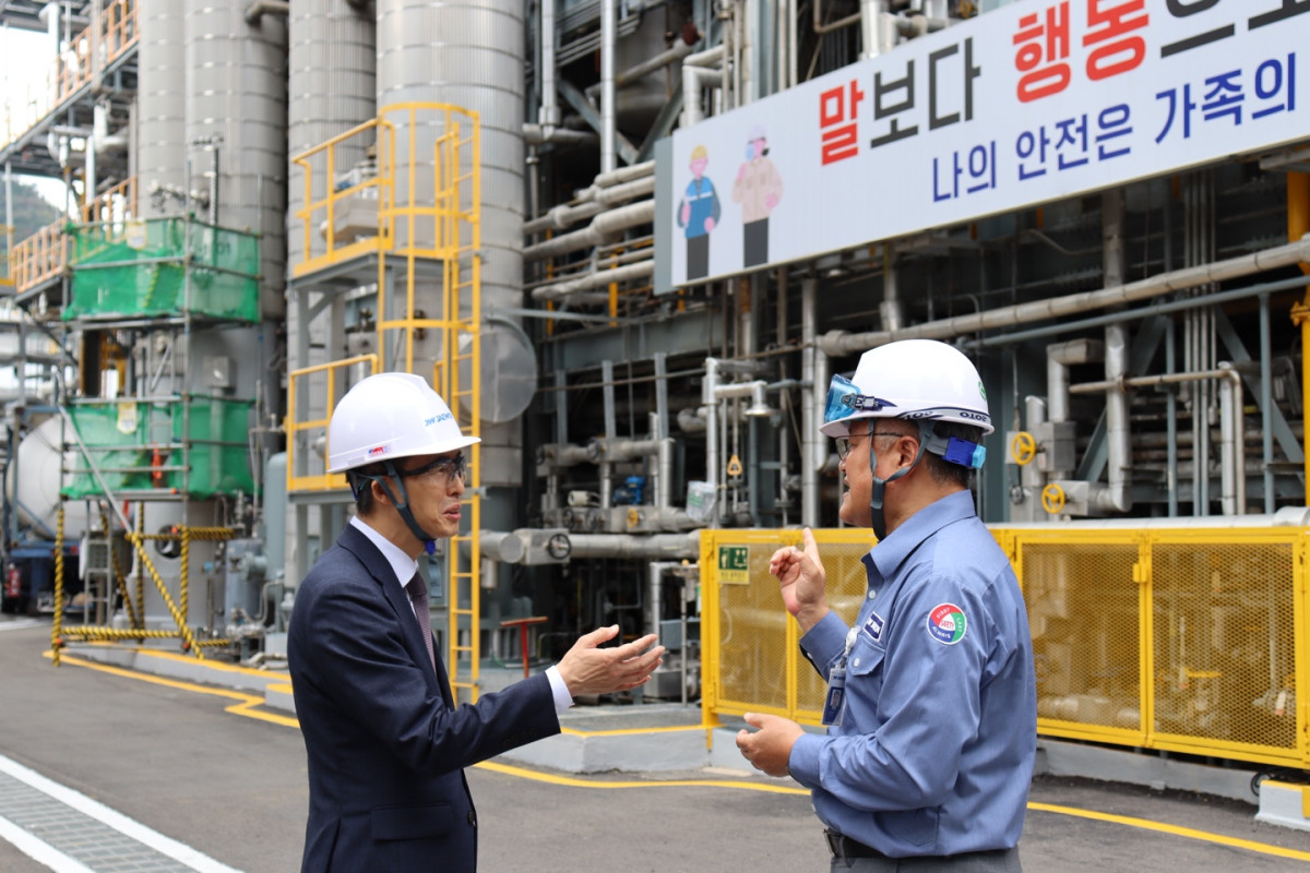 ▲황기연 한국수출입은행장(왼쪽)이 2일 전남광주 여수에 있는 재원산업을 찾아 심성원 대표와 대화를 하고 있다. (사진제공=한국수출입은행)