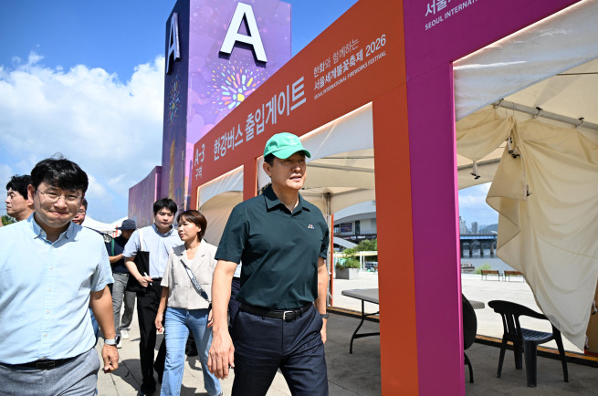 ▲오세훈 서울시장이 3일 여의도 한강공원에서 불꽃축제 현장을 둘러보고 있다. (사진제공=서울시)