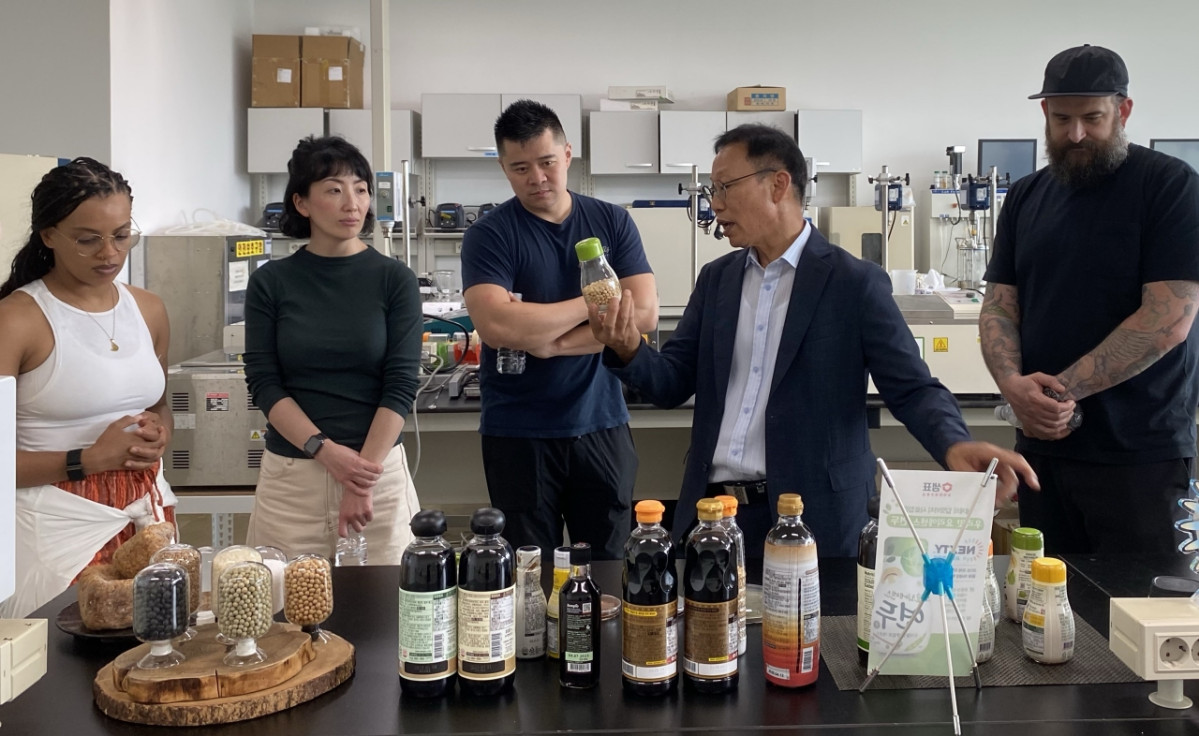 ▲리처드 리, 파리얄 압둘라히, 지니 권, 조슈아 핀스키 등 미국 유명 셰프 4명이 샘표 오송 우리발효연구중심에서 실험실에 모여 제품 설명을 듣고있다. (사진제공=샘표)