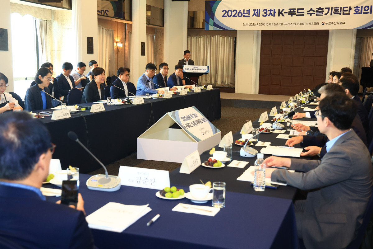 ▲송미령 농림축산식품부 장관이 3일 서울 한국프레스센터에서 관계부처와 유관기관, 수출기업이 참석한 가운데 ‘제3차 민·관 합동 K-푸드+ 수출기획단’ 회의를 열고 하반기 수출 총력 대응 전략 ‘BOOST’에 대해 논의하고 있다. (사진제공=농림축산식품부)