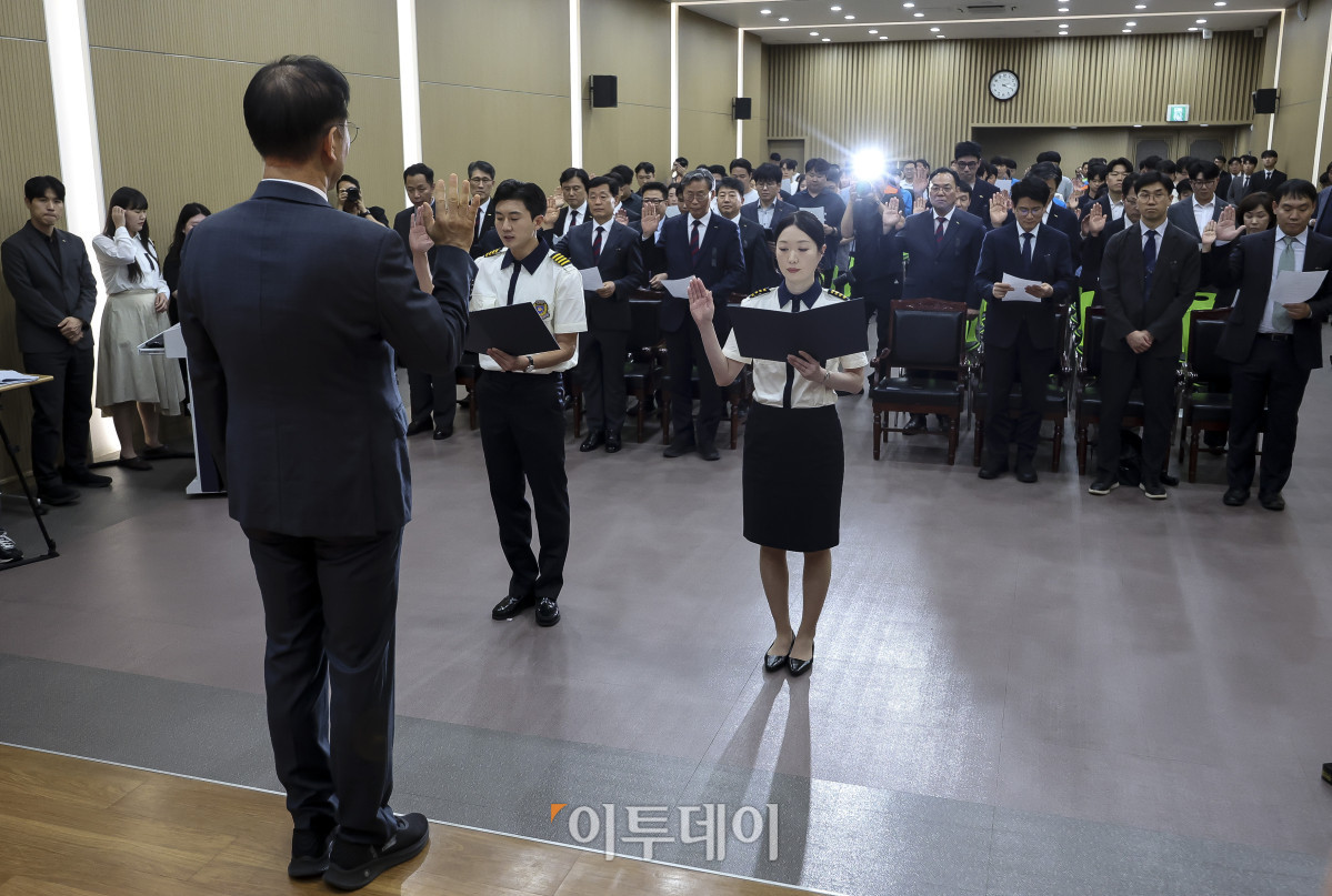 ▲3일 서울 중구 한국철도공사 서울본부에서 열린 '고속철도 통합 안전·서비스 실천 서약식'에서 임직원들이 서약식을 진행하고 있다. 이날 서약식에 참석한 코레일 임직원 등 100여명은 고속철도 통합 이후 안전과 서비스 향상을 위한 실천을 약속했다. 고성준 기자 joonko1@