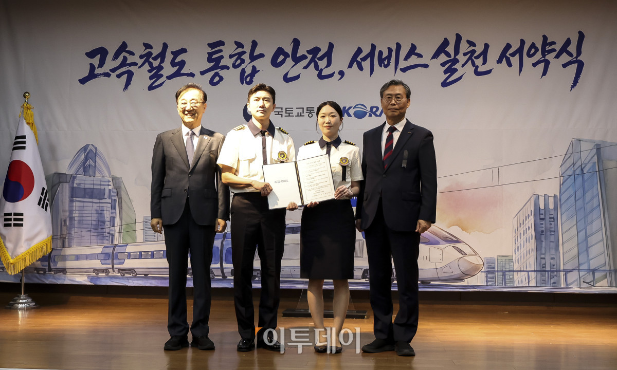 ▲김윤덕 국토교통부 장관과 김태승 한국철도공사 사장, 코레일 직원대표가 3일 서울 중구 한국철도공사 서울본부에서 열린 '고속철도 통합 안전·서비스 실천 서약식'에서 기념촬영을 하고 있다. 이날 서약식에 참석한 코레일 임직원 등 100여명은 고속철도 통합 이후 안전과 서비스 향상을 위한 실천을 약속했다. 고성준 기자 joonko1@